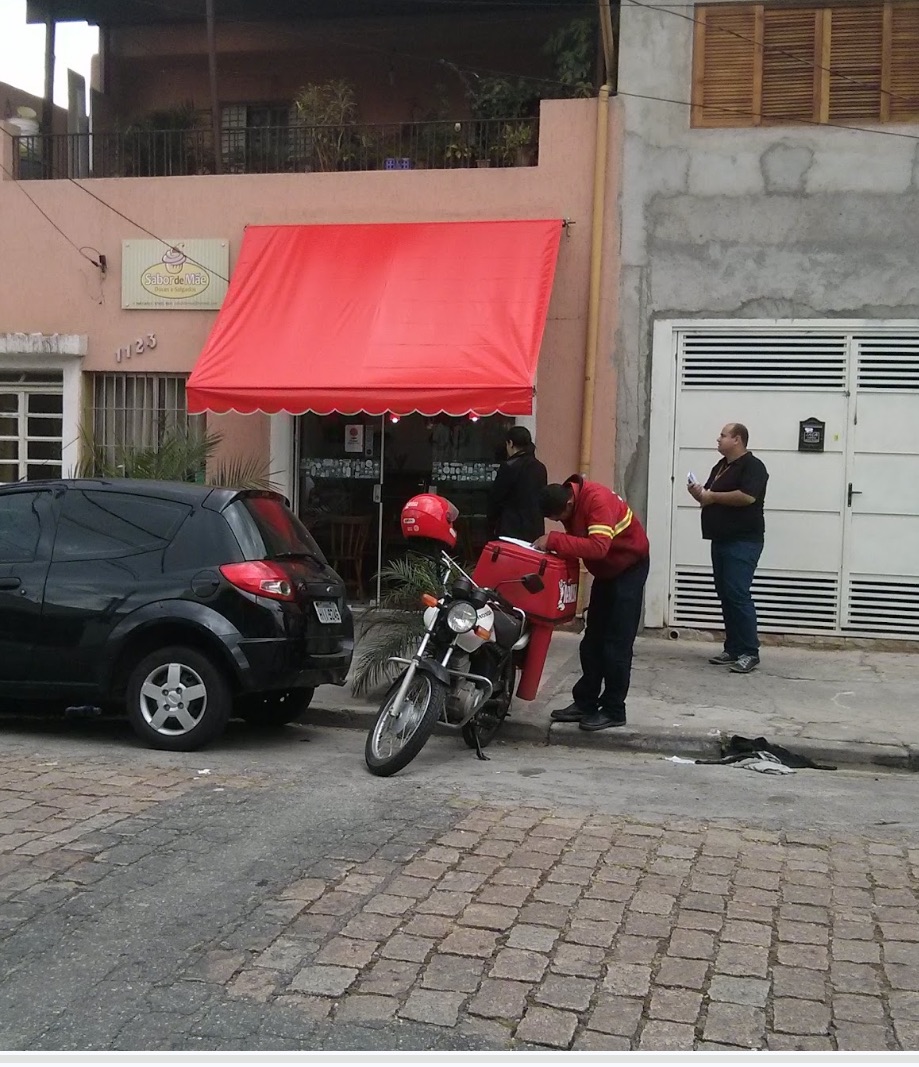 Vendedor registrando pedido em estabelecimento